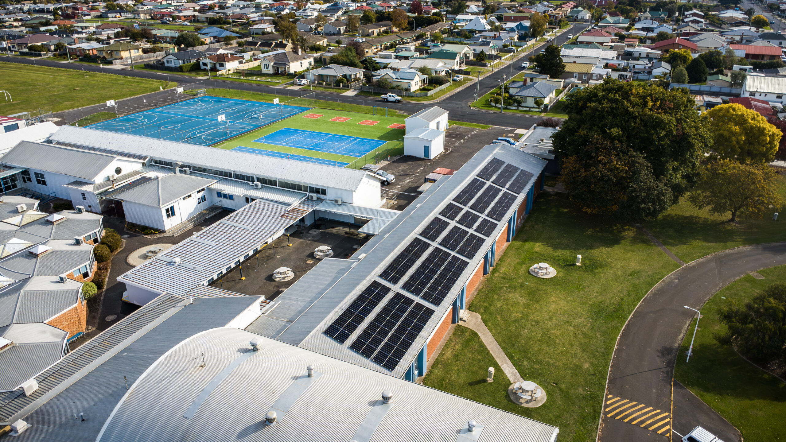 USC Solar 10 Degree C delivered a 100kW commercial solar installation for Ulverstone Secondary College, helping reduce energy costs, improve sustainability and future-proof the growing campus with premium solar technology.
