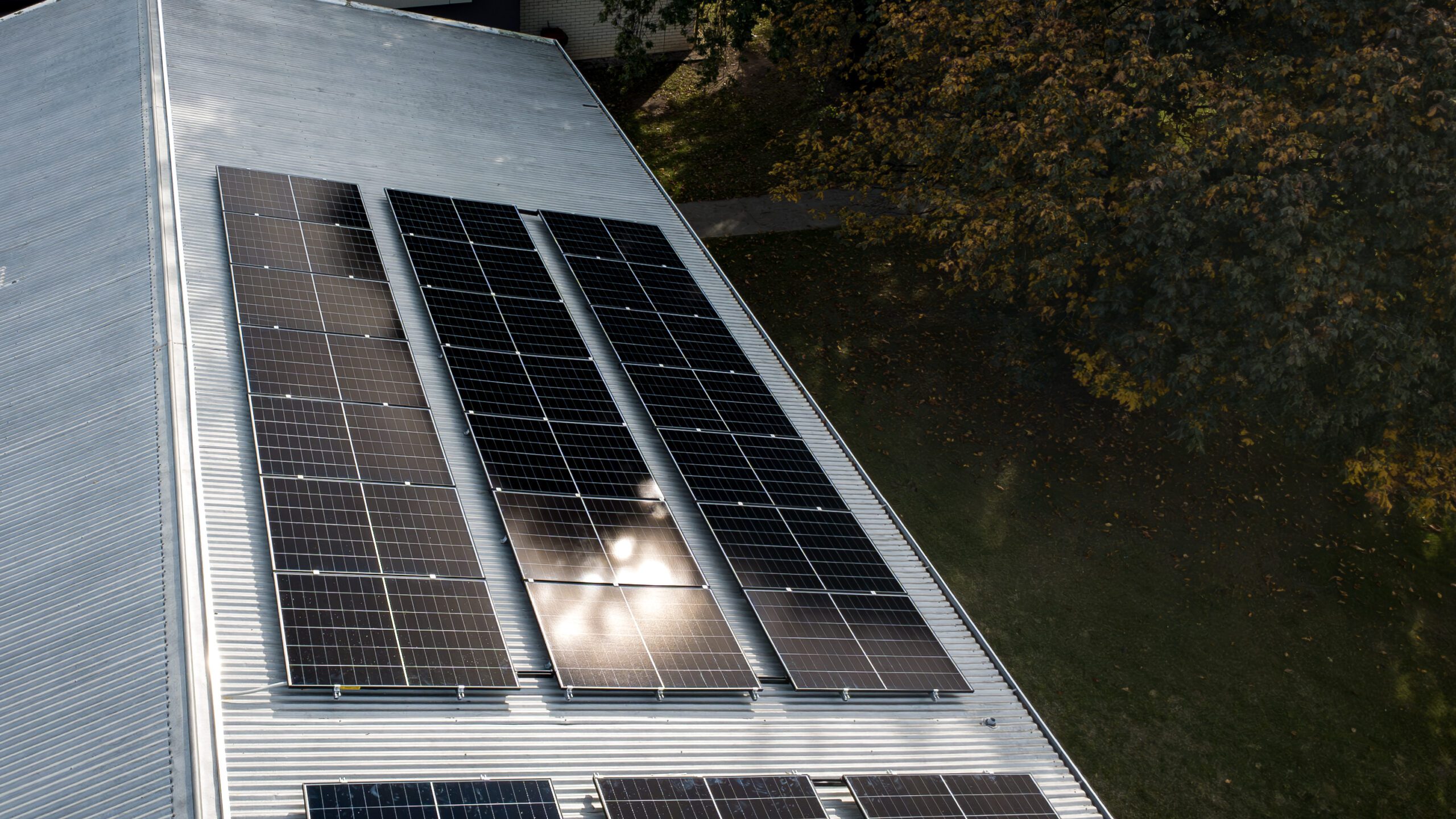 USC Solar 8 Degree C delivered a 100kW commercial solar installation for Ulverstone Secondary College, helping reduce energy costs, improve sustainability and future-proof the growing campus with premium solar technology.